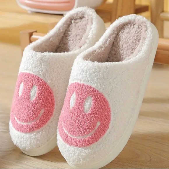 Adorable, pink Smiley Face slippers 💕 - Picture 4 of 4